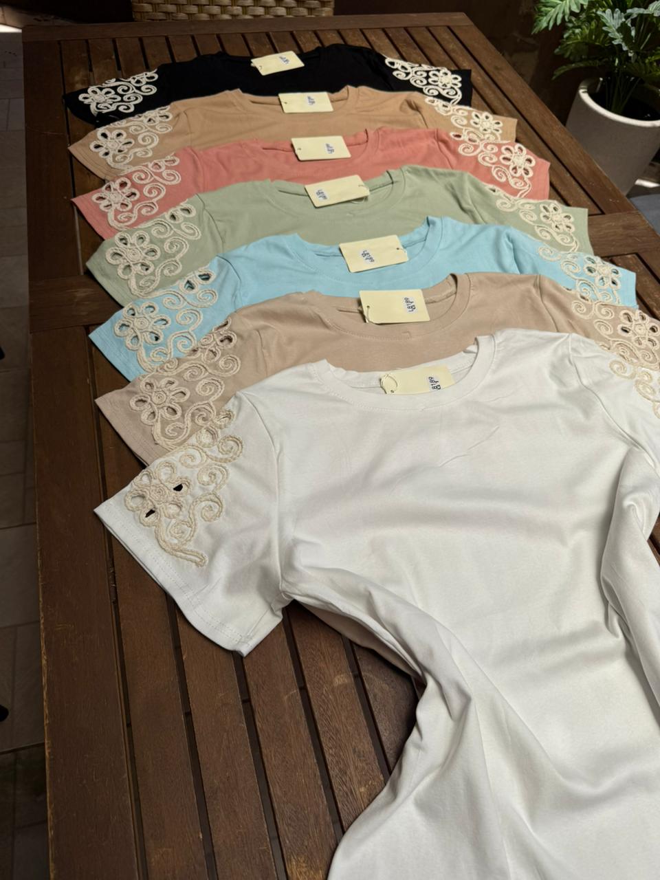 Blusa Bordada nas Mangas